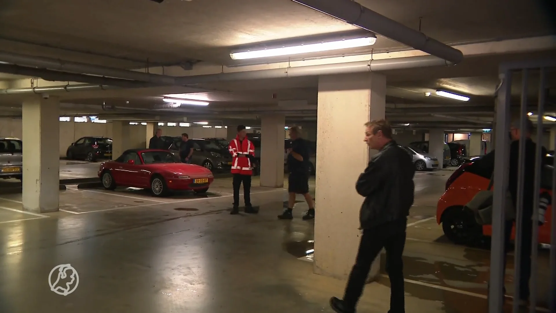 ZIEN: Tientallen overstroomde auto's Purmerend geborgen: 'Kan wel huilen'