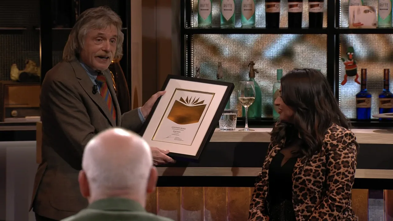 Johan overhandigt prestigieuze oorkonde aan Lale Gül: 'Je hebt het echt verdiend'