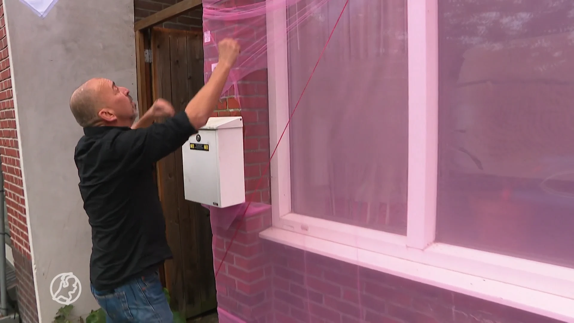 Gronings huis met roze doeken ingepakt nadat aannemer stopt: 'Het gaat hier fout'