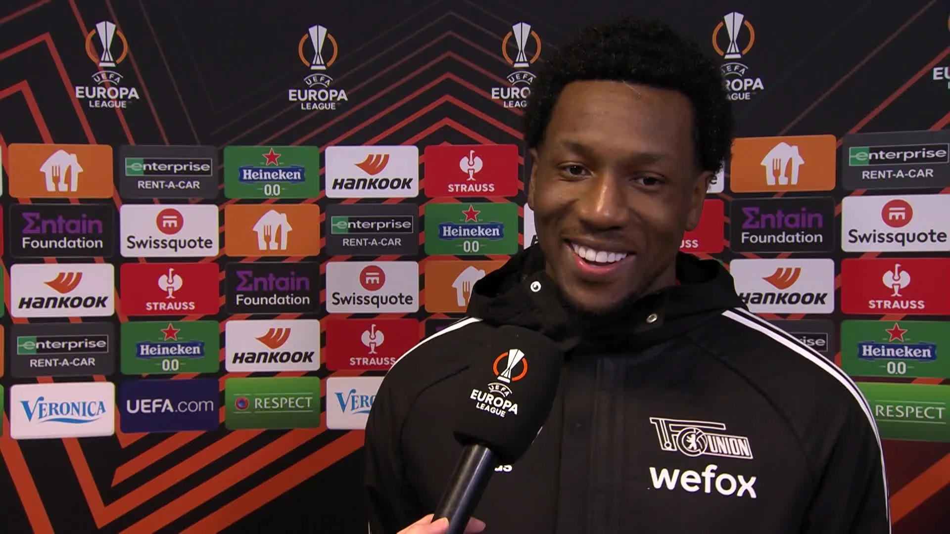 Becker kan lach niet onderdrukken bij vraag over Ajax-transfer