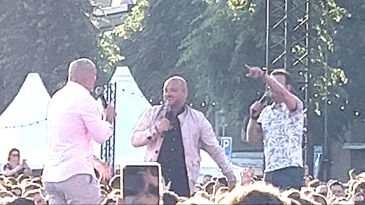 Zien: optreden Wilfred, Wesley en Andy tijdens Muziekfeest op het Plein!