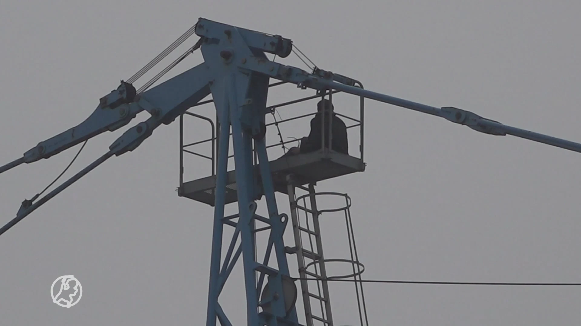 Persoon klimt op bouwkraan in Maastricht