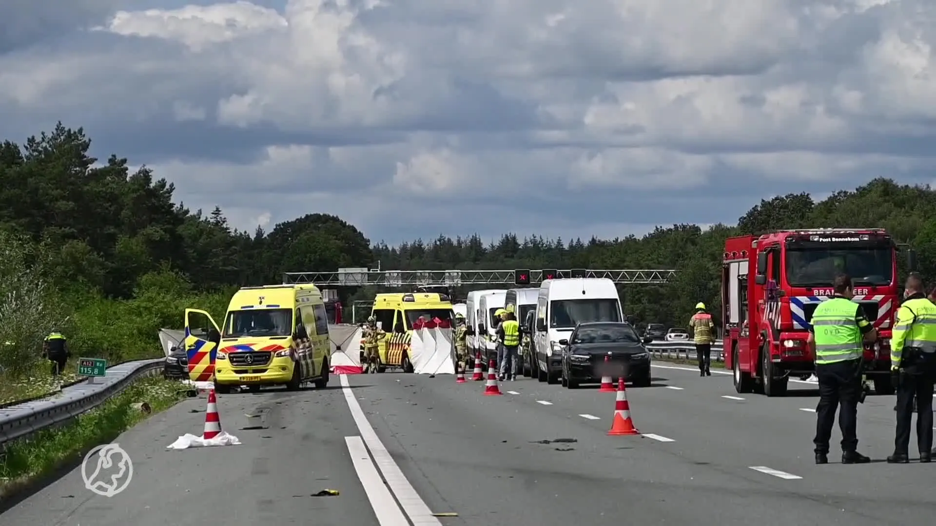 Dodelijk ongeval met auto en vrachtwagen op A12 bij Ede, snelweg dicht