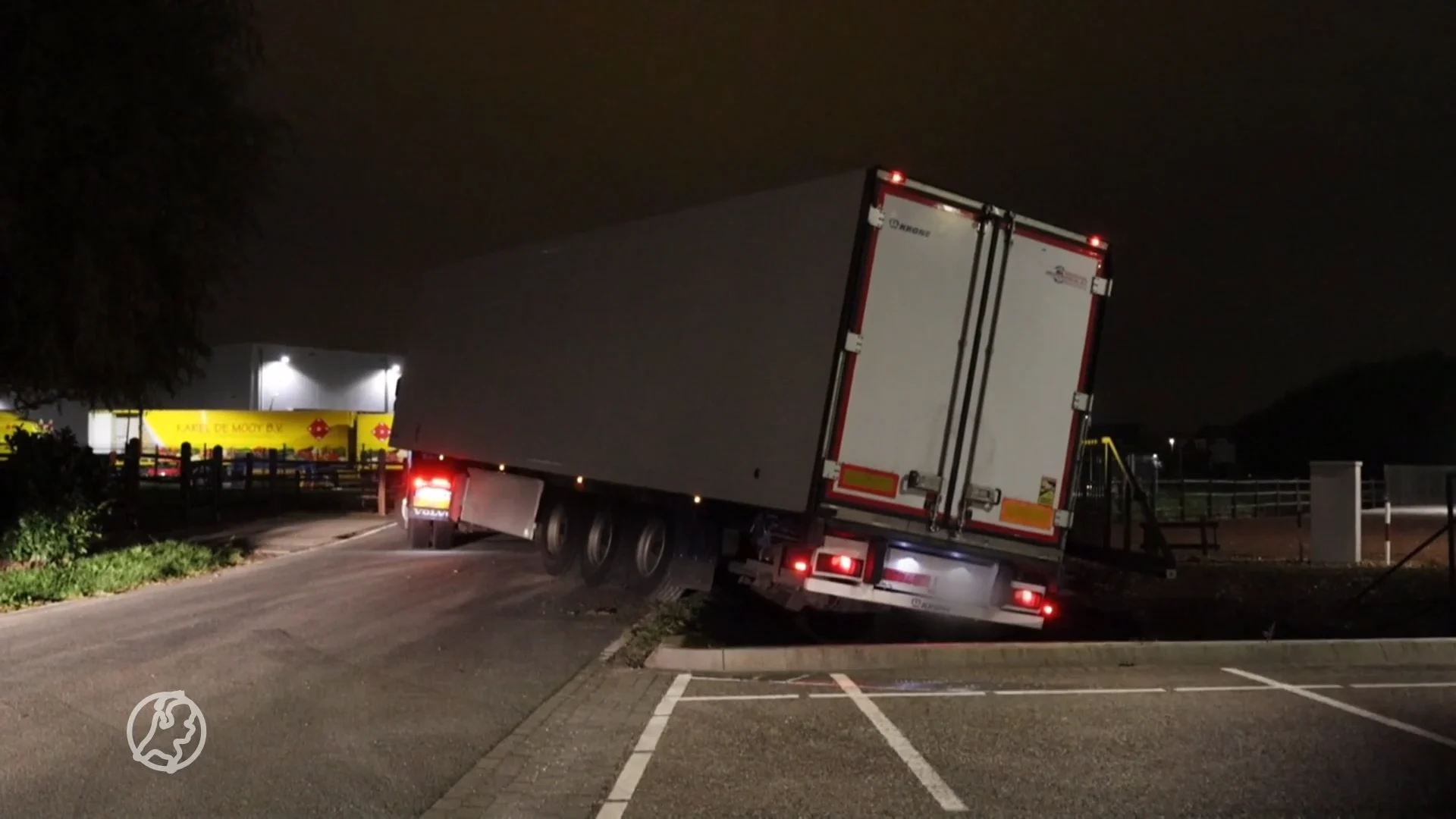 Kantje boord voor chauffeur: vrachtwagen hangt gevaarlijk boven water