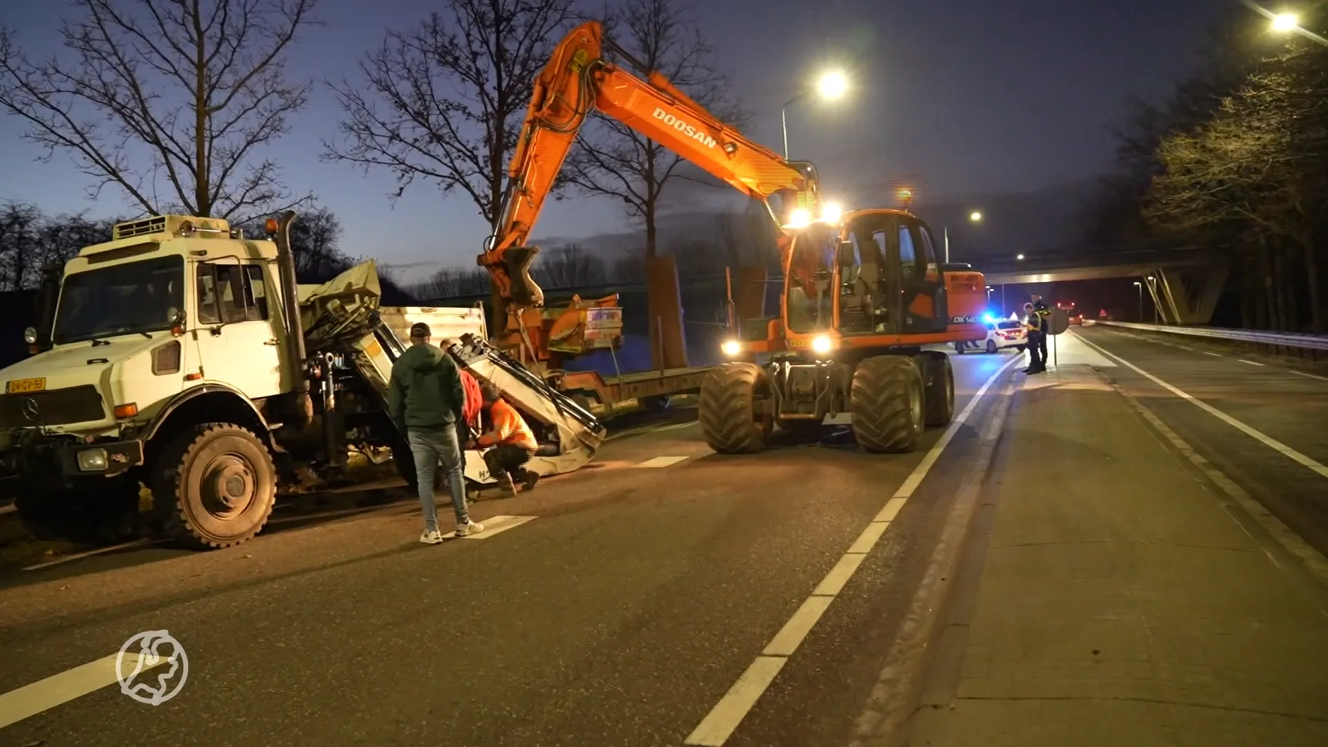Kraanwagen verliest kraan na botsing met viaduct
