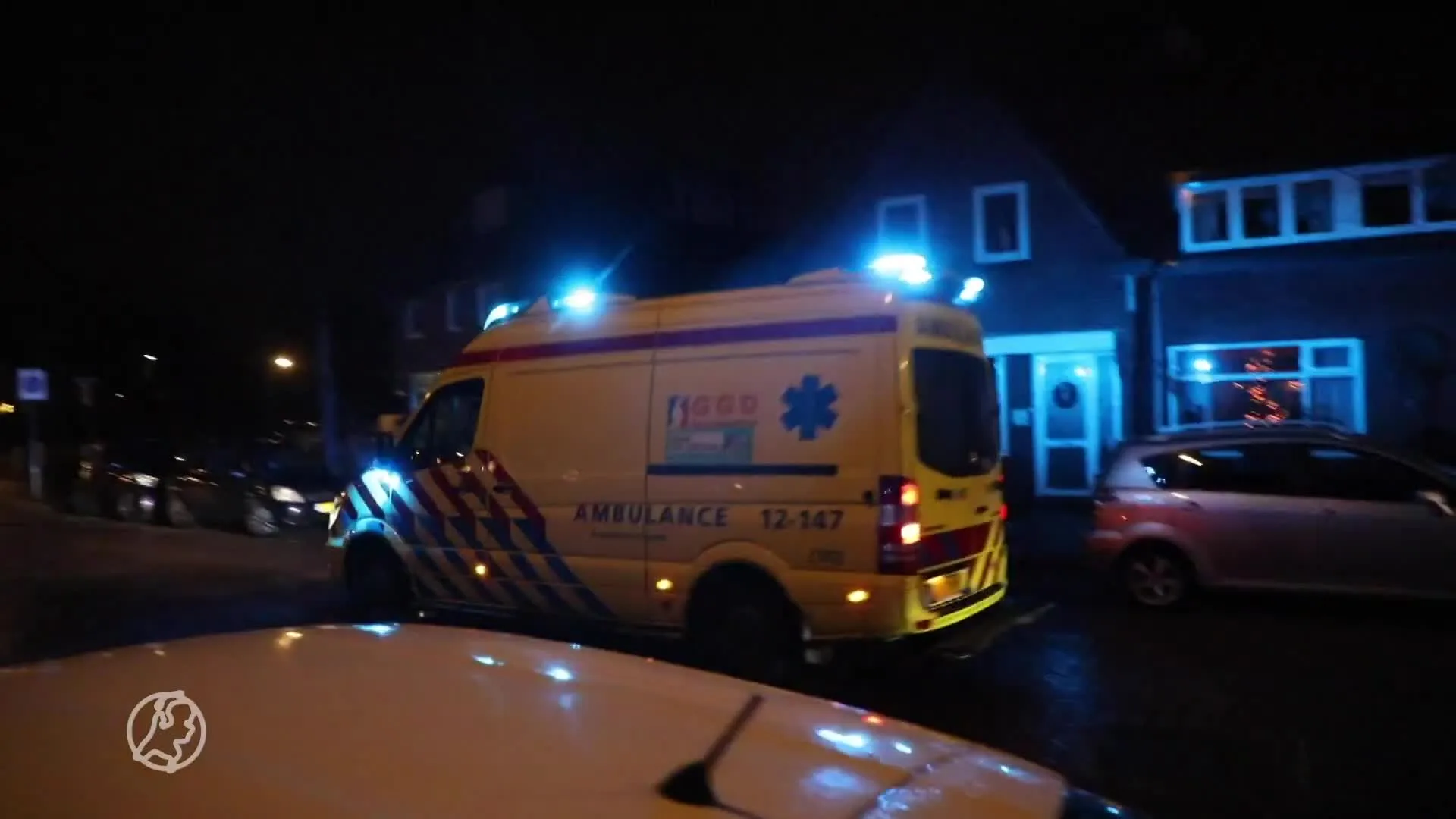 Twee mensen naar ziekenhuis na uitslaande woningbrand IJmuide...