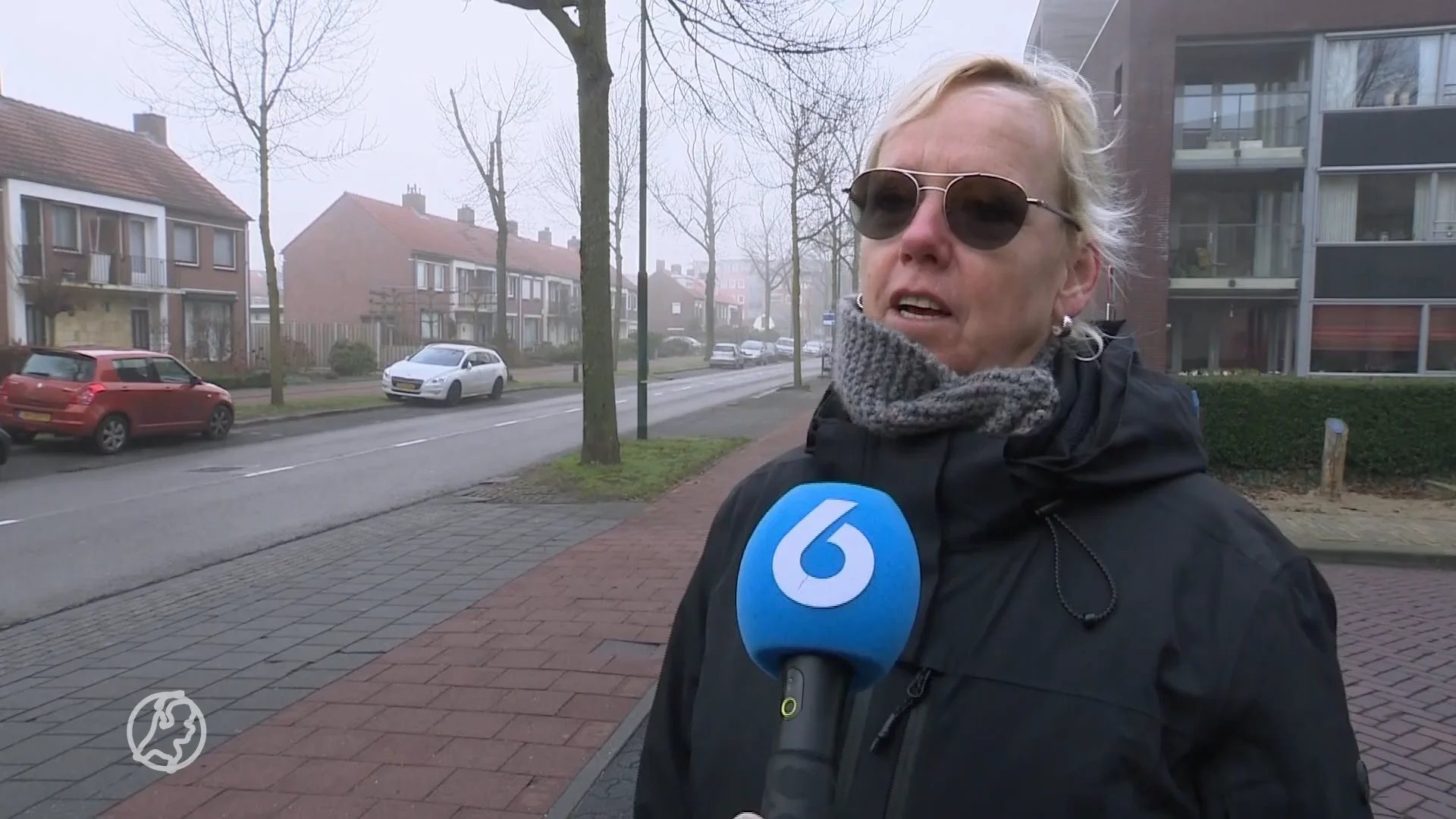 Nietsvermoedende vrachtwagenchauffeur sleept Kitty's auto tientallen meters mee in Rijen