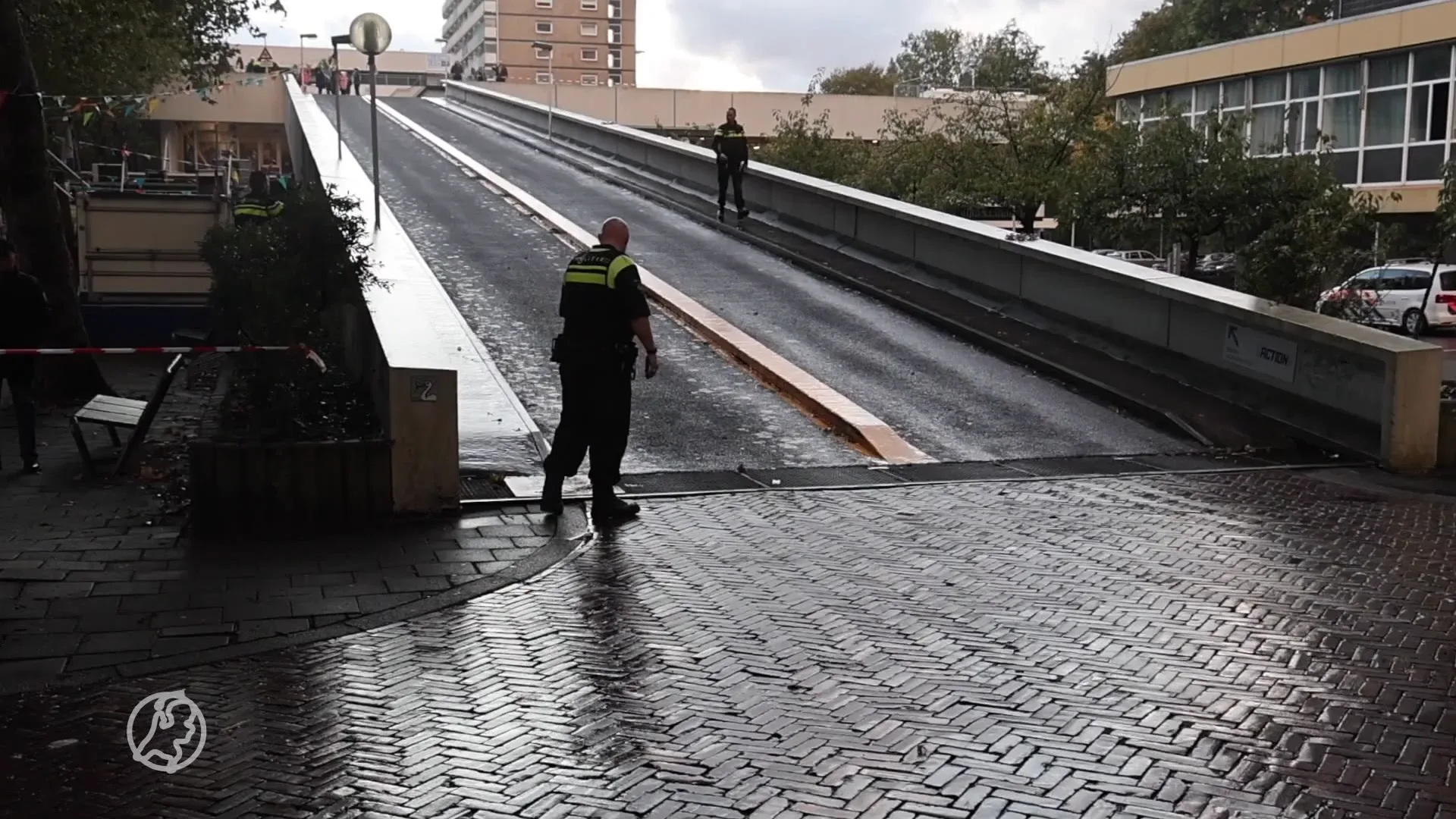 Fietser (57) zwaargewond door van helling geduwde auto in Den Haag