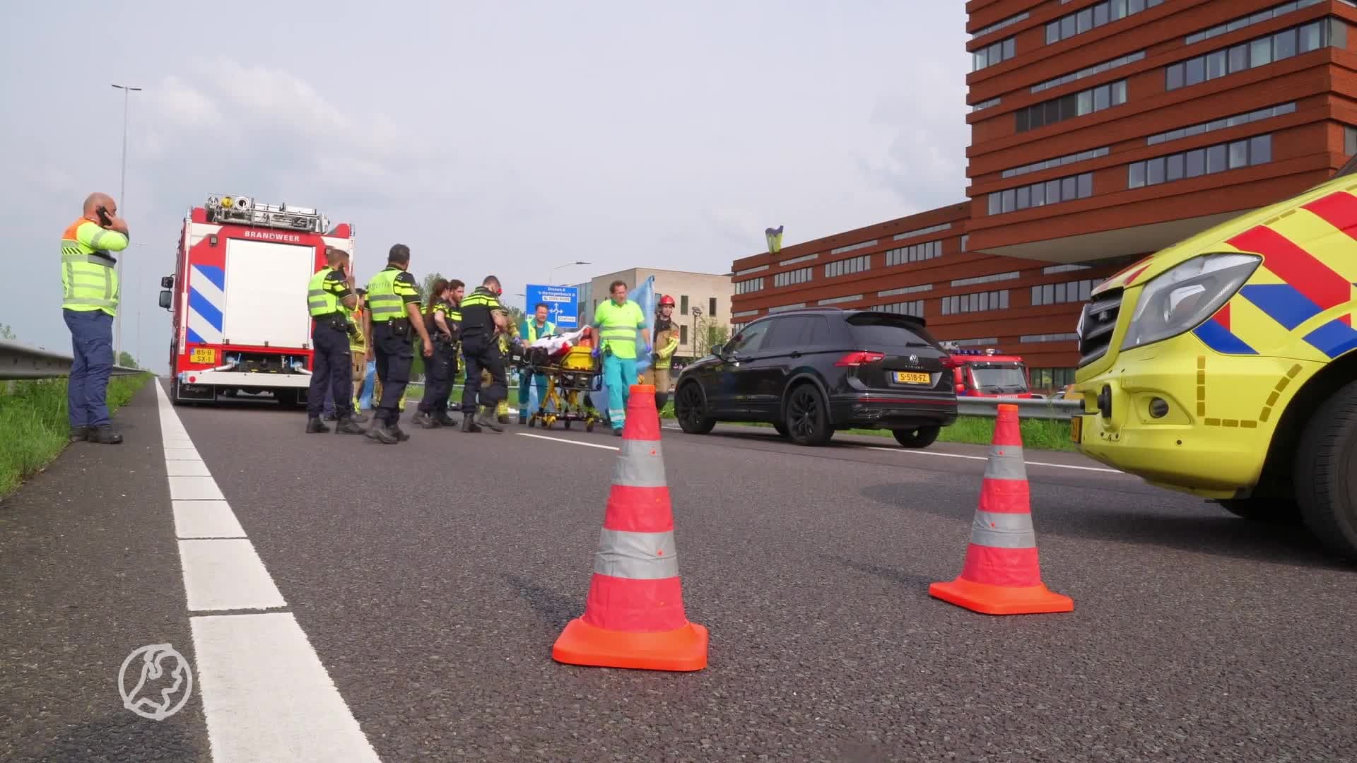 Man loopt over A59 en wordt aangereden, automobilist rijdt door