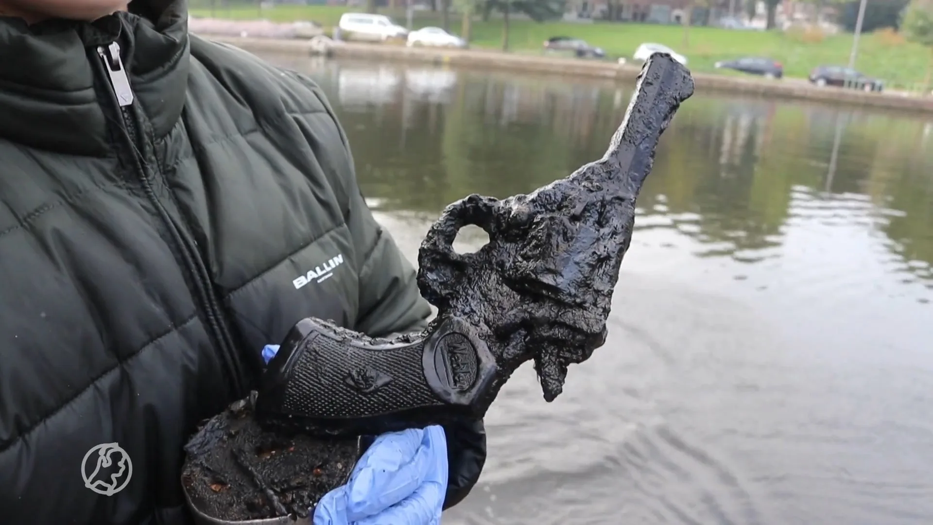 Magneetvisser Messy (11) vindt oude revolver in Rotterdam