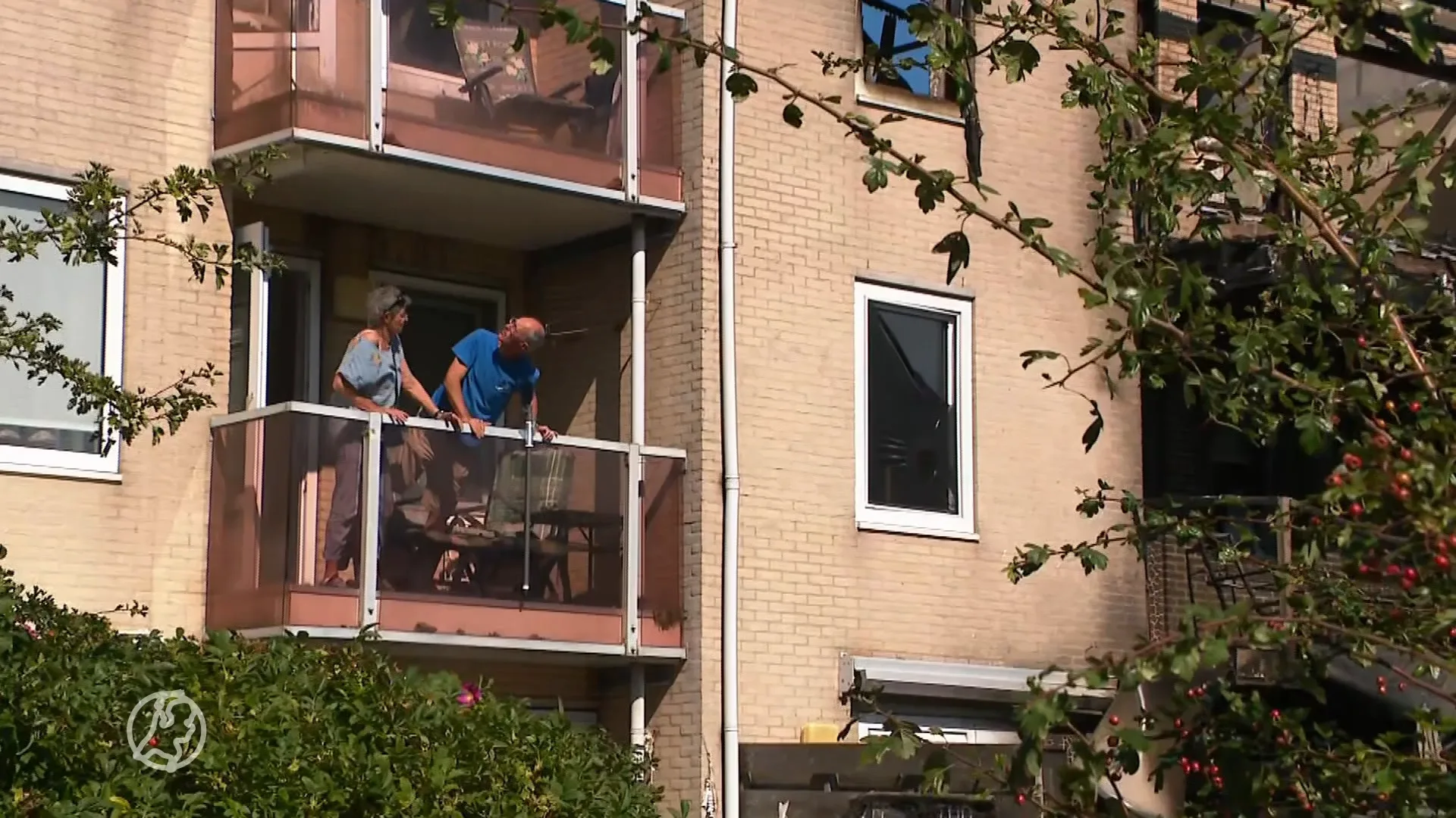 Gedupeerden vakantiegangers in Vlieland checken schade na brand Eureka