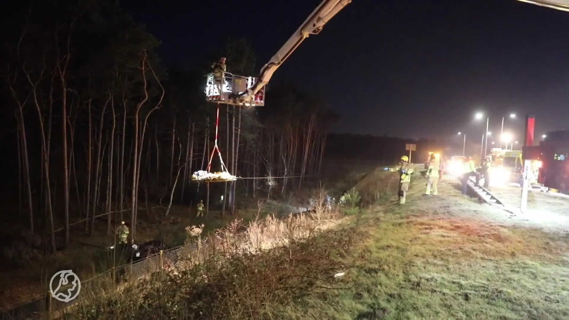 Auto stort meters naar beneden bij A27, spectaculaire redding door brandweer