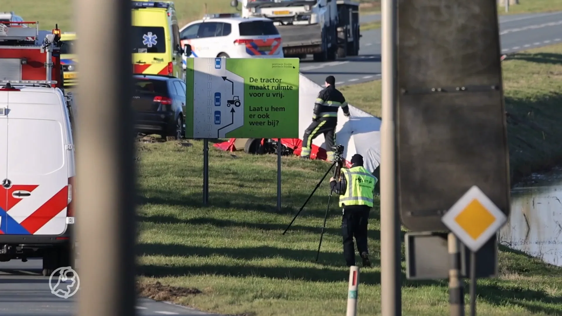 Vrouwelijke automobilist (49) overleden bij ernstig ongeval met vrachtwagen Fries dorp