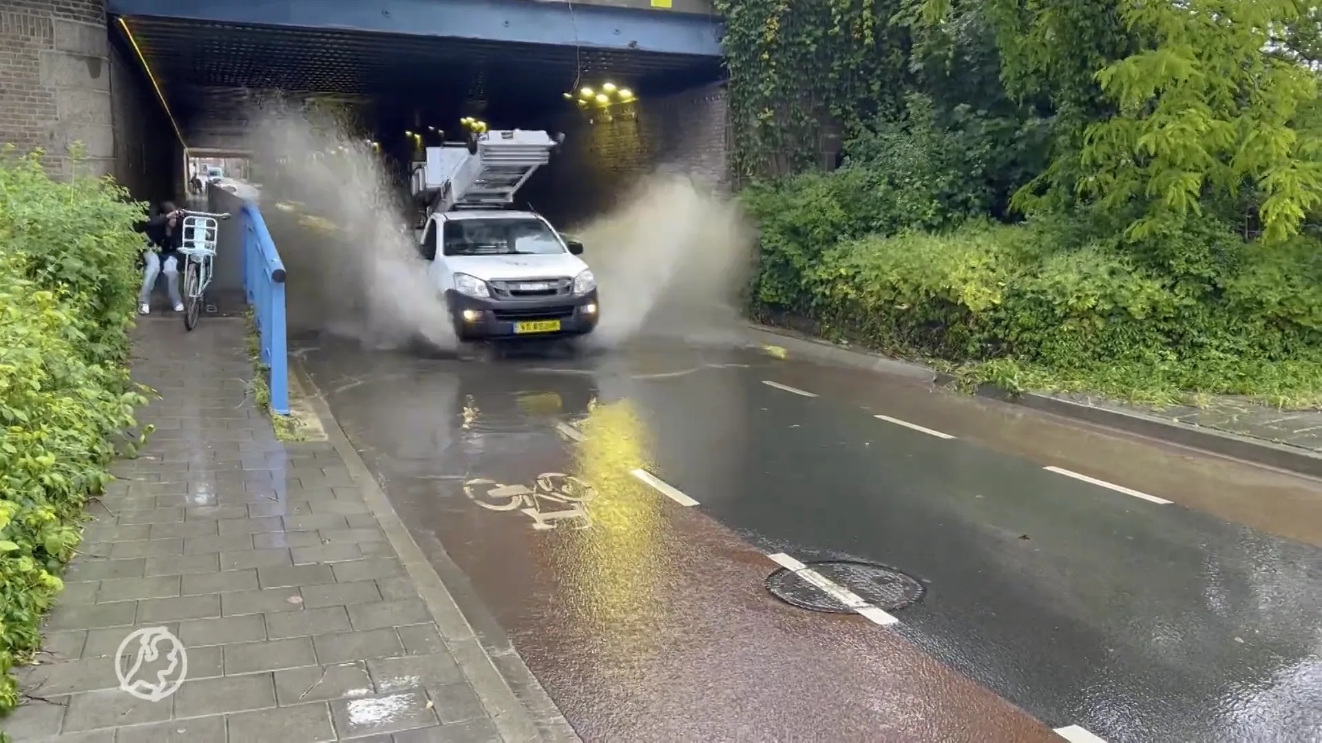 Danny zoekt meisje die volle lading opspattend water kreeg in ondergelopen tunnel