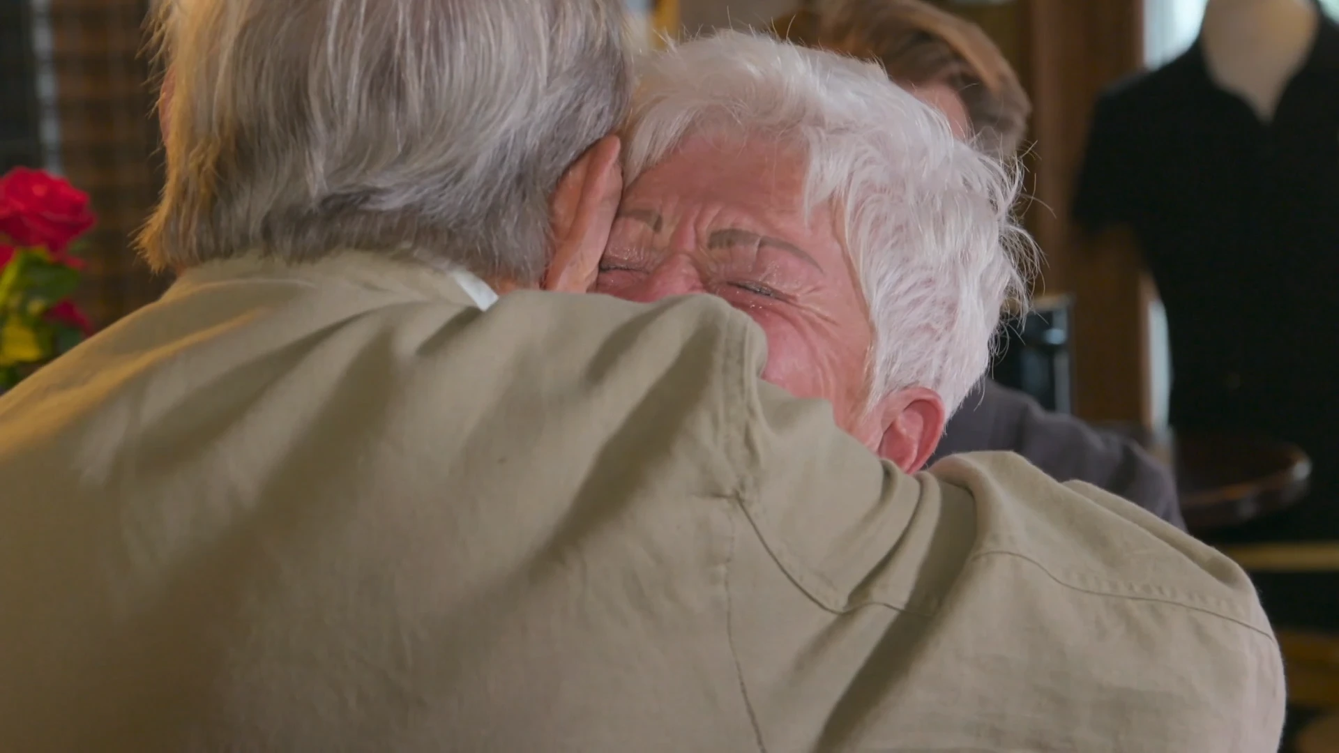 Hanny kan TRANEN niet BEDWINGEN na AANZOEK Co