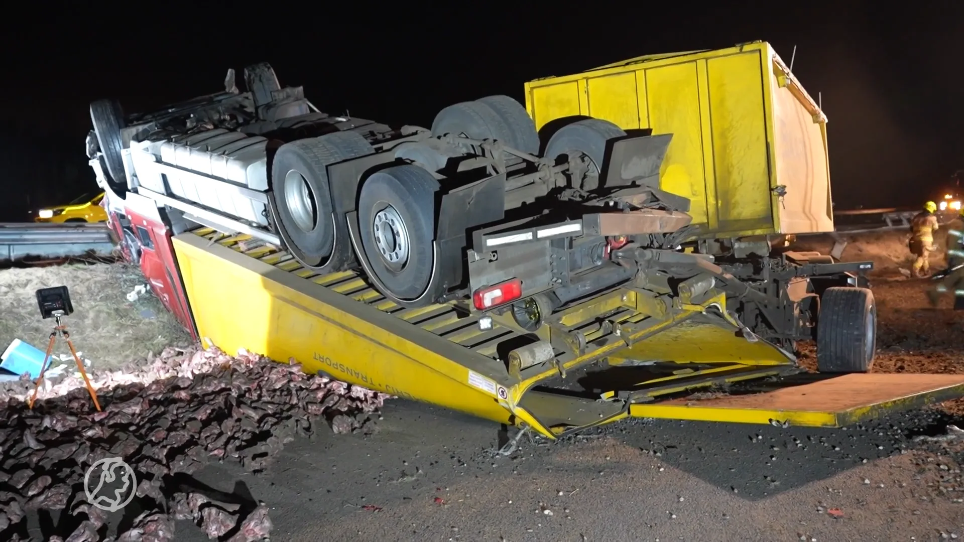 Ravage op snelweg: vrachtwagen met slachtafval knalt door vangrail heen