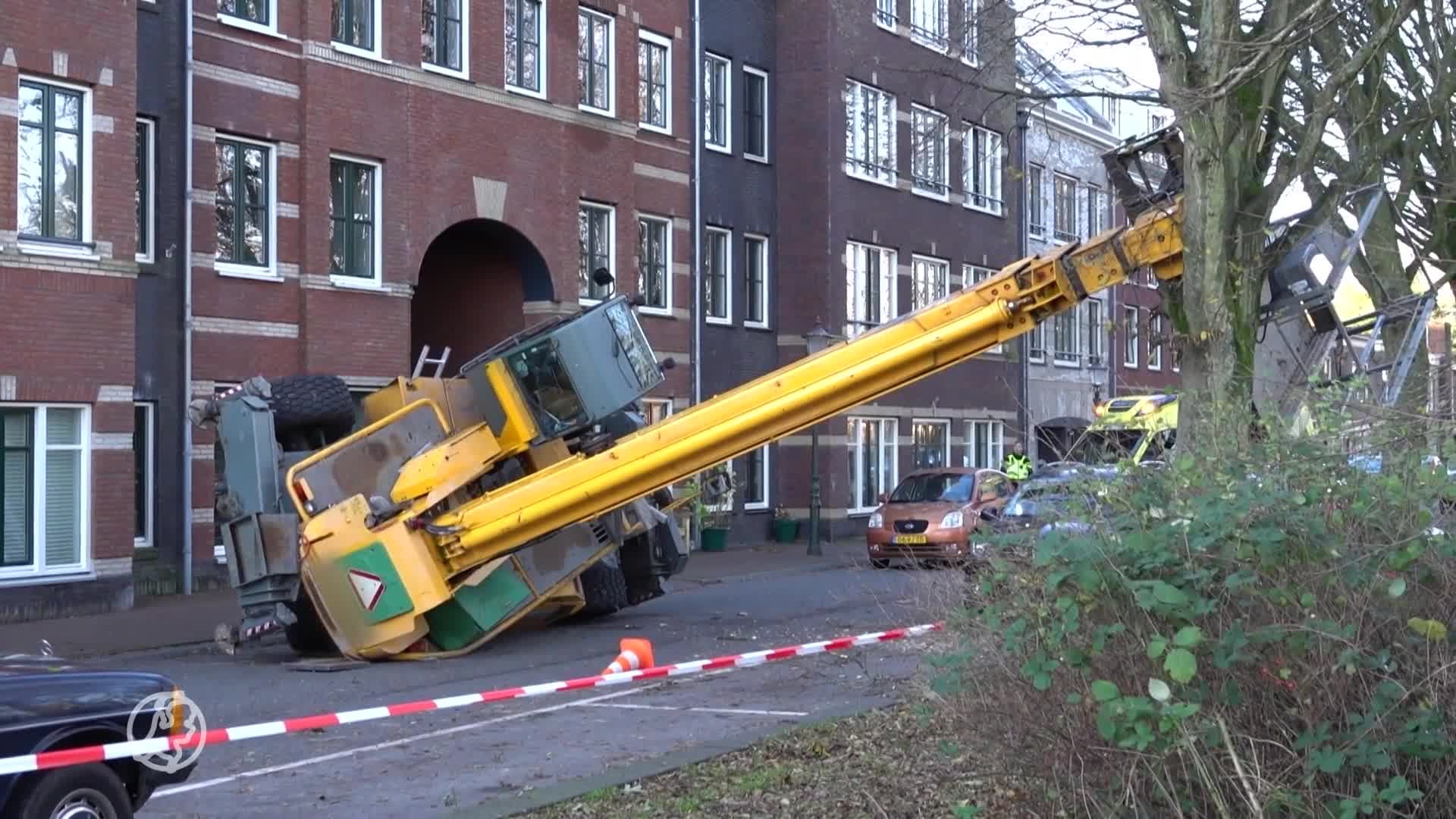 Persoon zwaargewond bij omvallen hoogwerker, traumahelikopter ingezet