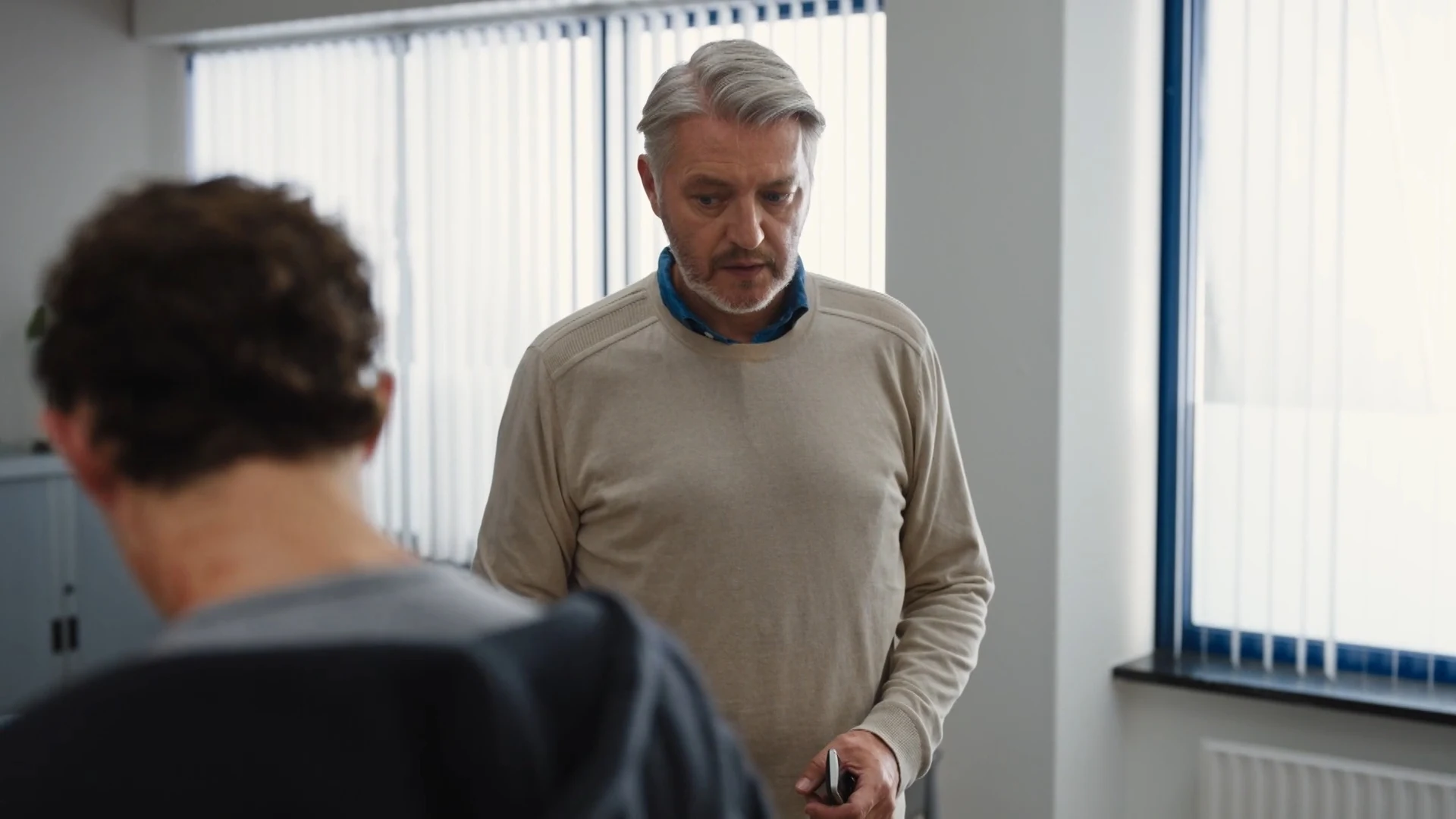 Een gewapende jongen loopt Casper zijn kantoor binnen