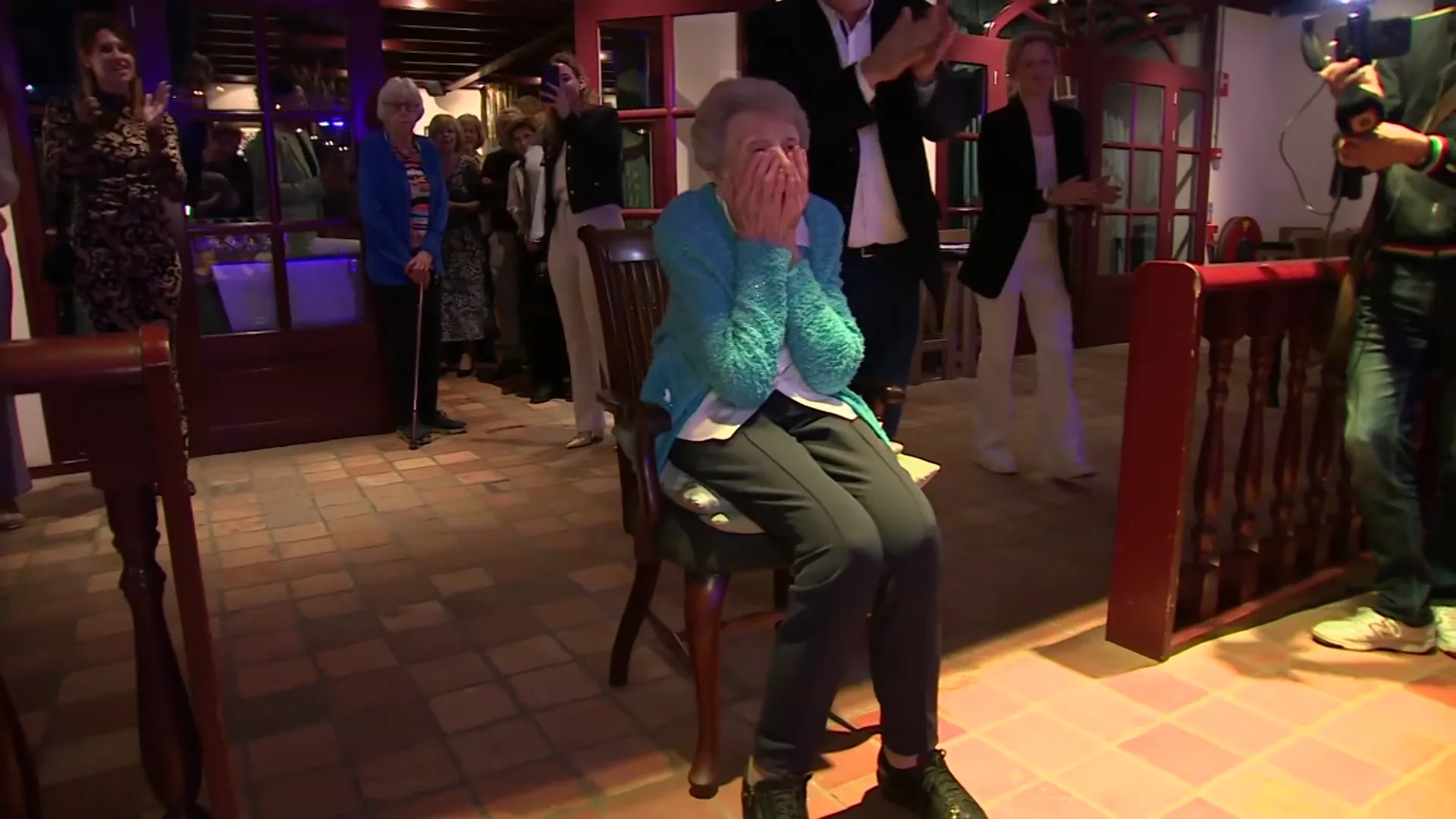 Honderden oud-leerlingen verrassen juf Maria (100) met surprisefeest: ‘Oudste is 86 jaar’