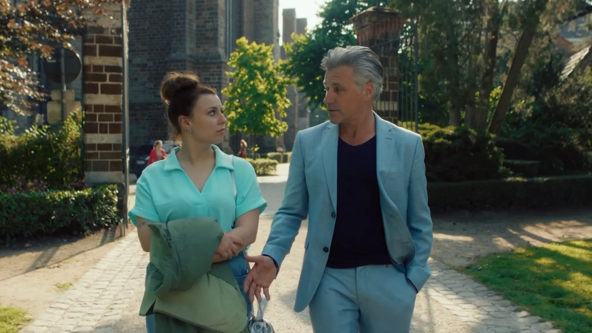 Manon weet dat er iets speelt