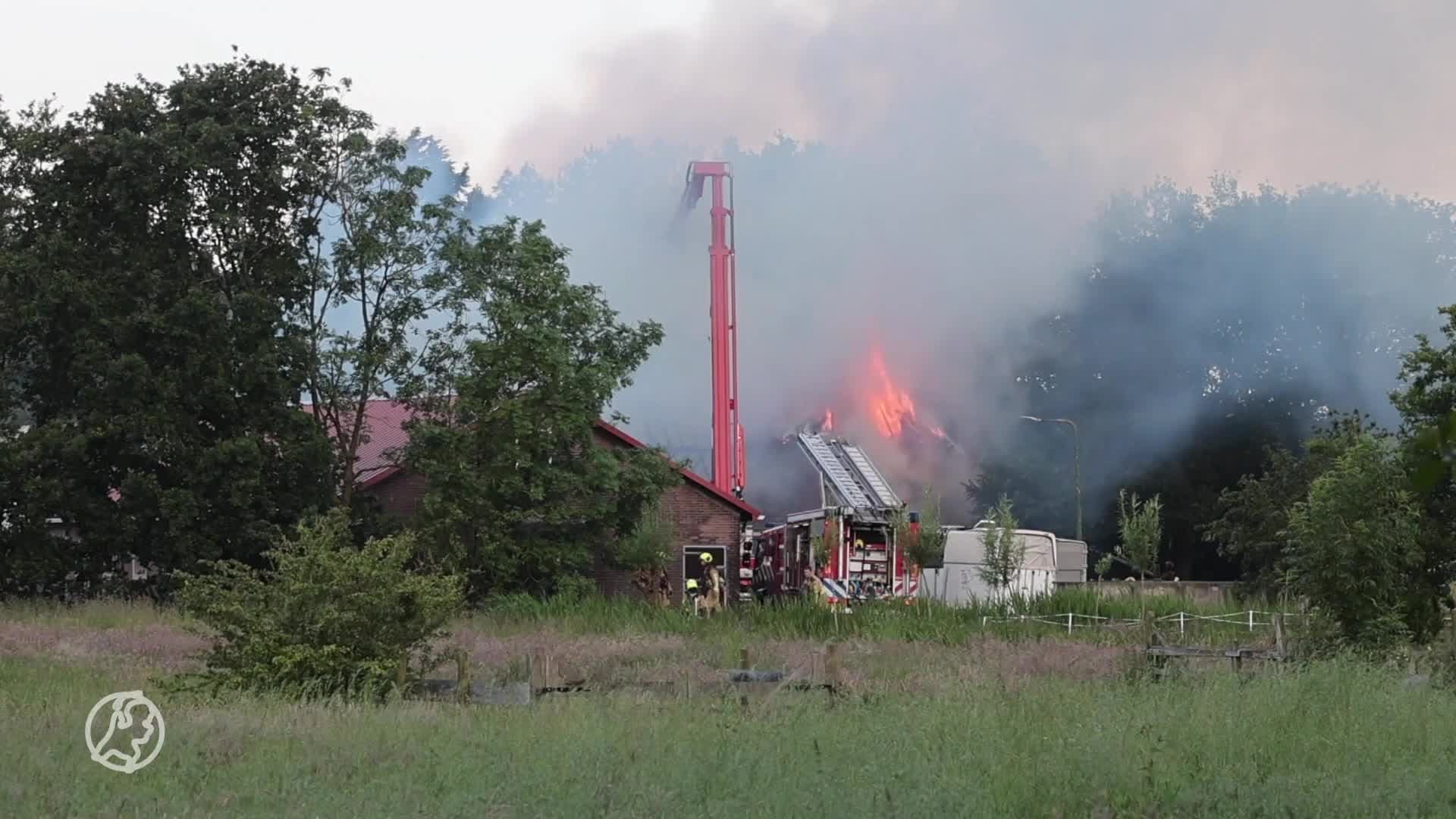 Grote brand verwoest rietgedekte woonboerderij in Wassenaar