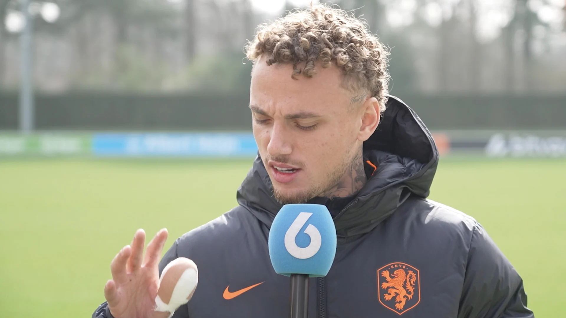 Noa Lang geeft update over duimblessure: wat is er precies gebeurd?