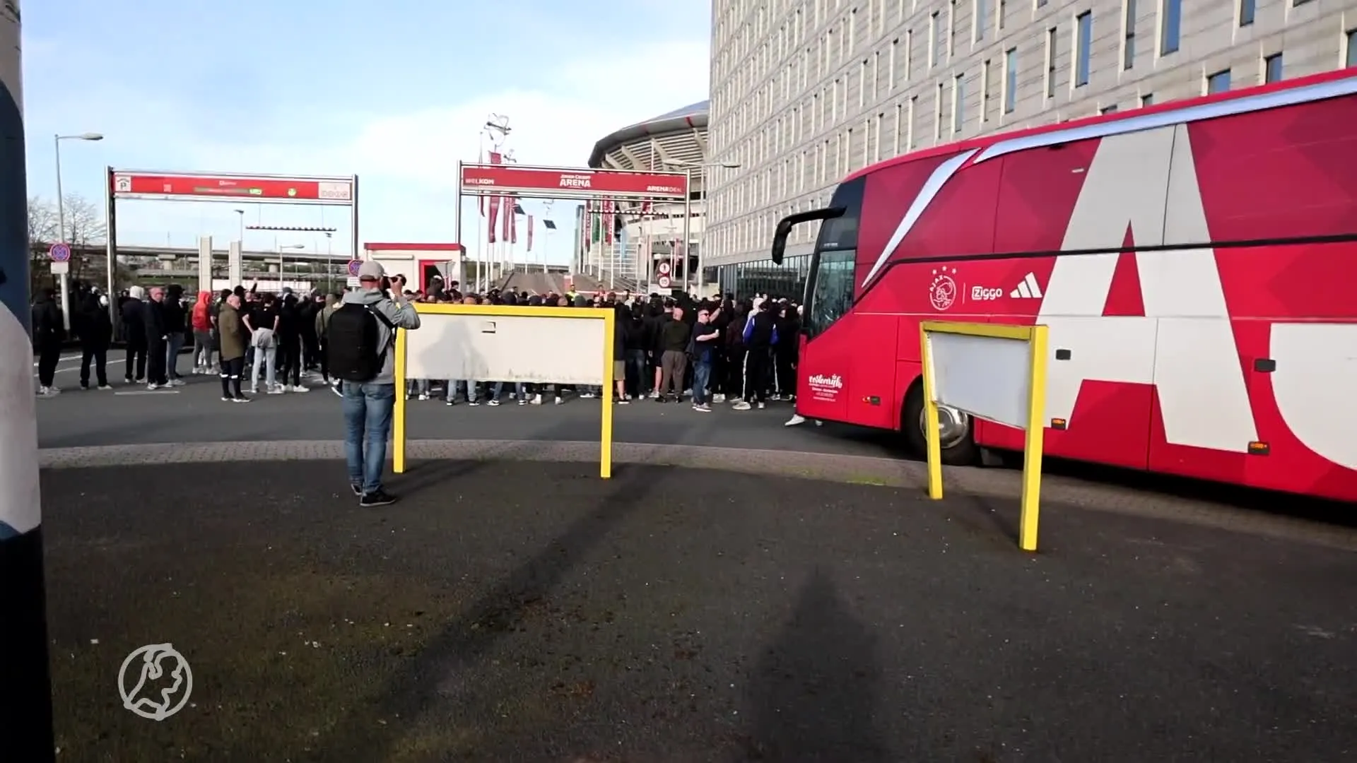 Ajacieden zingen spelersbus toe na vernederende wedstrijd: 'Schaam je kapot!'