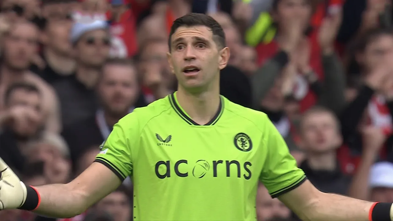 Argentijnse doelman Martínez krijgt in minuut 39 geel voor tijdrekken