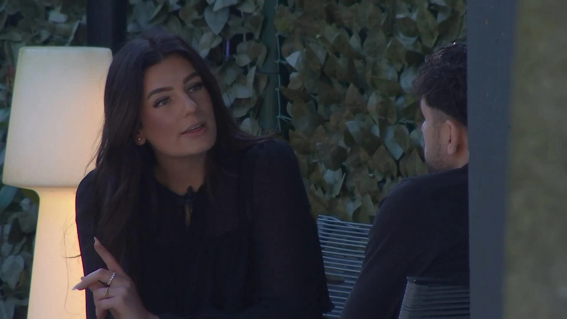 Valentijne vertelt wat Chess achter Thomas zijn rug doet