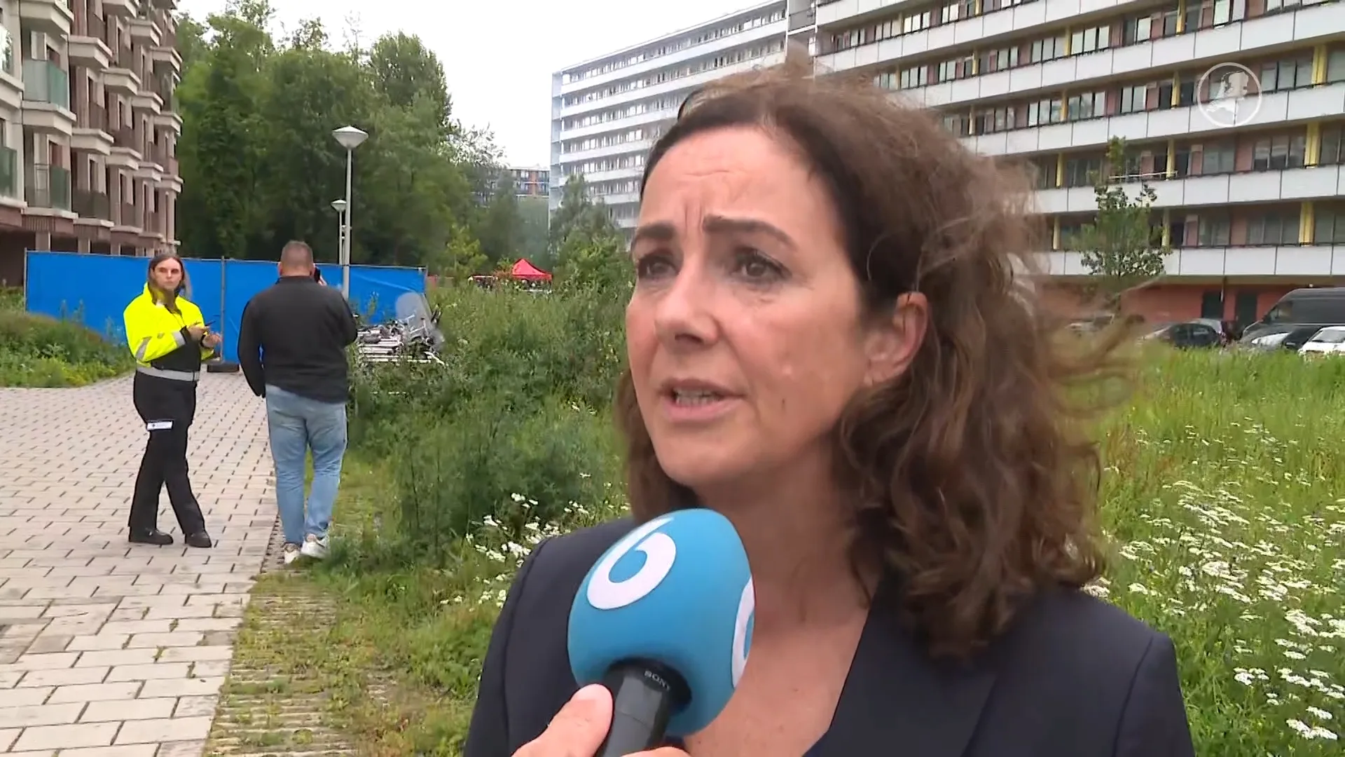 Halsema bezoekt plek van explosie in Amsterdam Nieuw-West