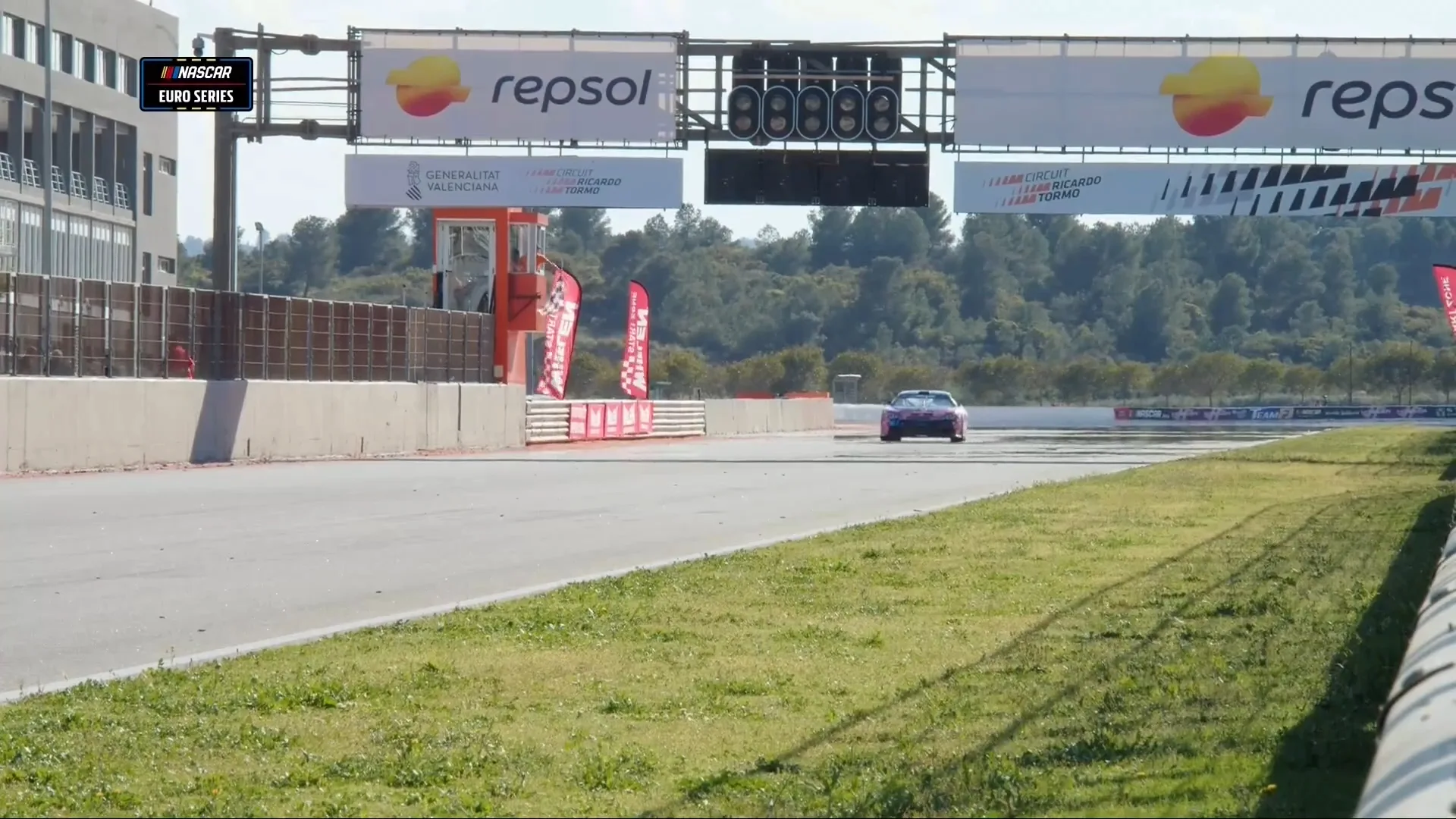 OnlyFans-model Happinessa eerste vrouw over de finish in NASCAR Euro Series
