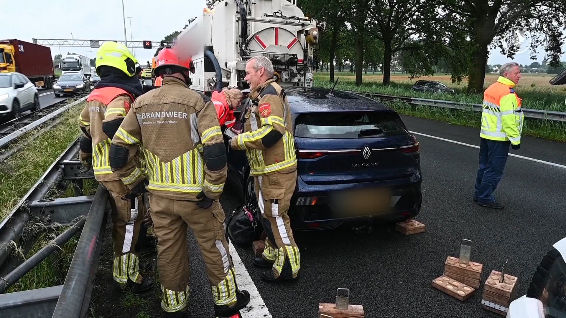Automobiliste slingert kilometers over A58, chauffeurs grijpen in
