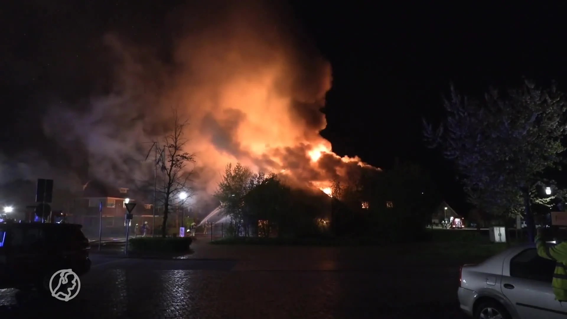 Woningen ontruimd om grote brand in pand in Gendringen