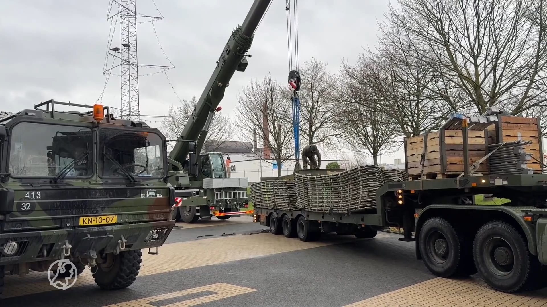 Leger bouwt noodbrug in Maastricht