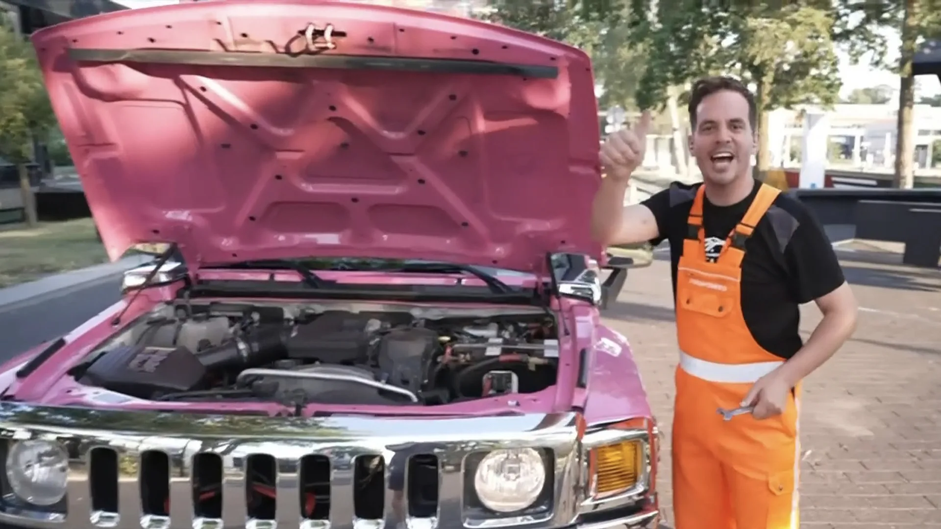 Proforto-mannetje schiet te hulp en zorgt dat superfan Willy (79) gewoon met limousine naar huis kan