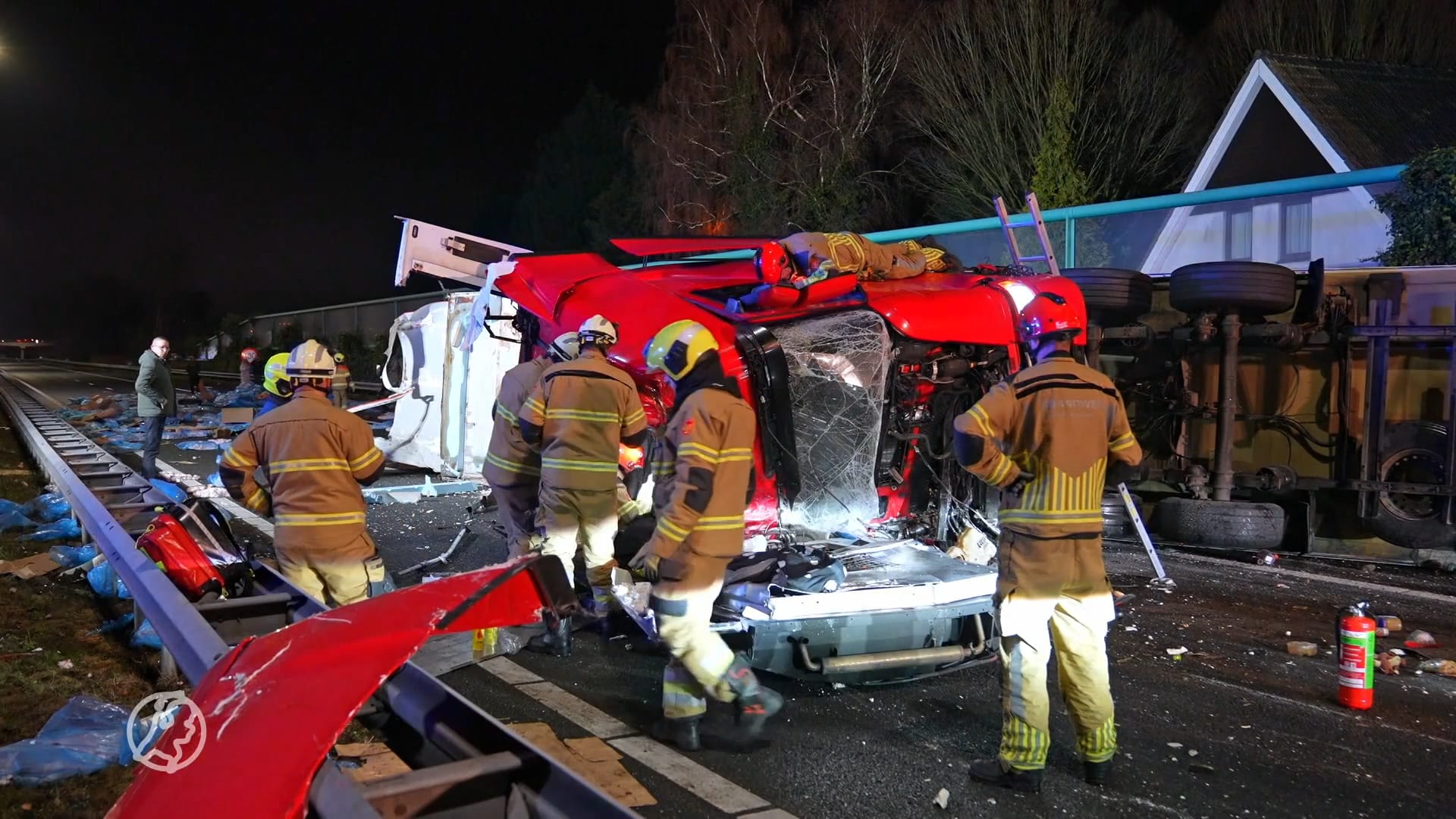 Enorme ravage bij heftige botsing tussen auto en vrachtwagen op A59
