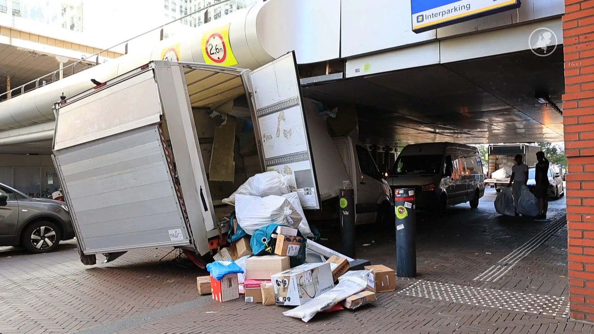 Pakketbezorger rijdt zich klem onder viaduct in Den Haag