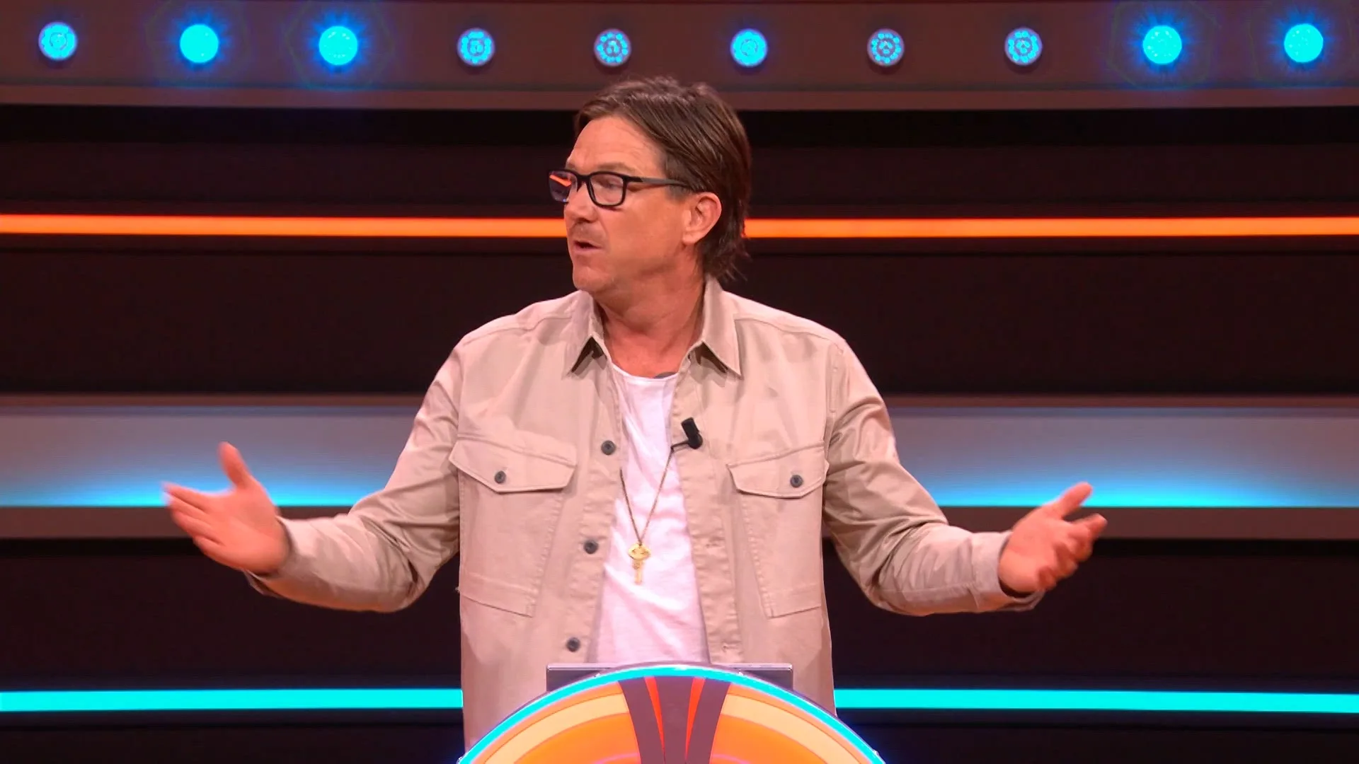 Johnny de Mol zingt met vrouw uit publiek