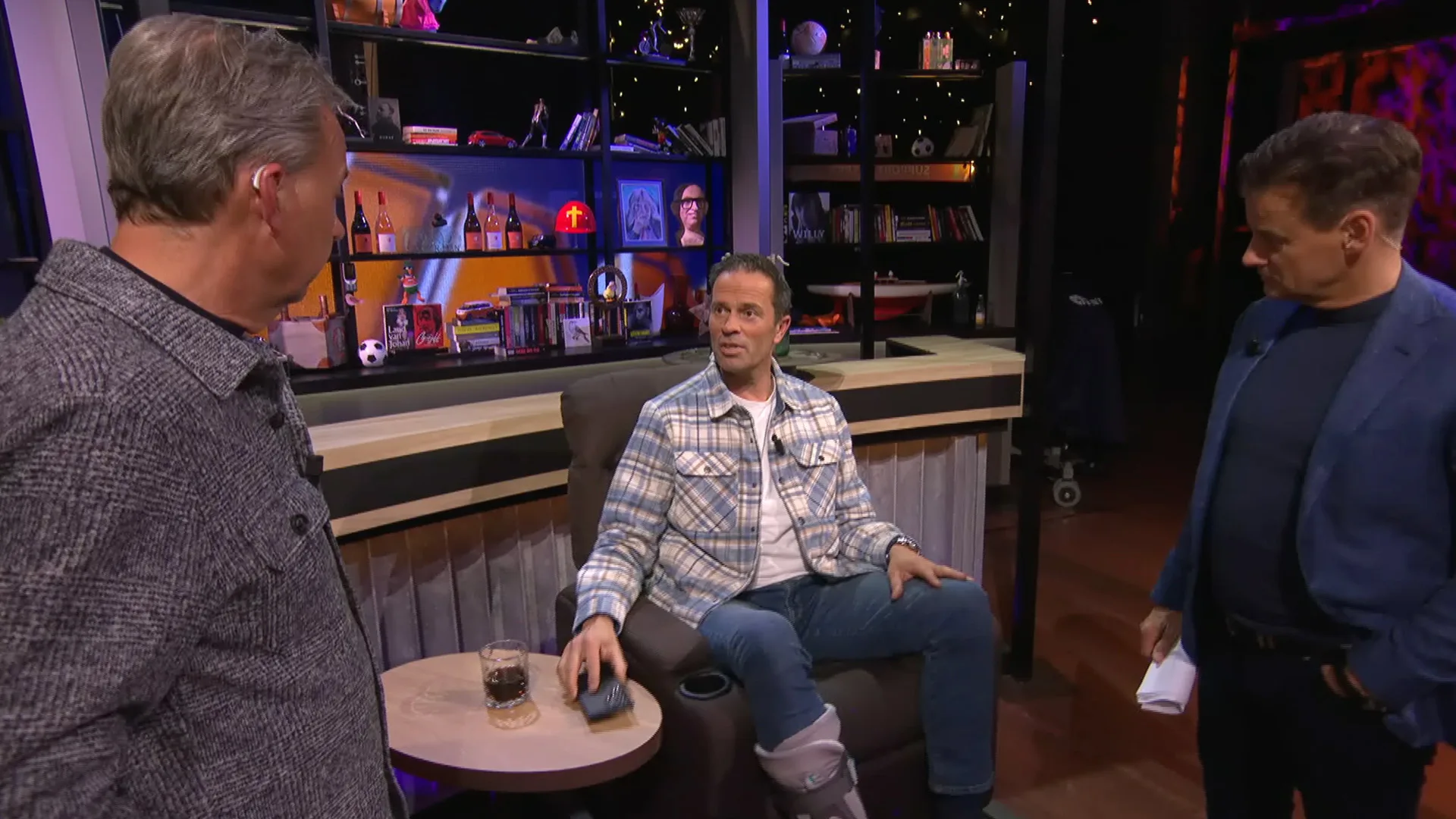 Geblesseerde Bas Nijhuis wordt achtergelaten In de Wandelgangen: 'Dit kun je toch niet maken?!'