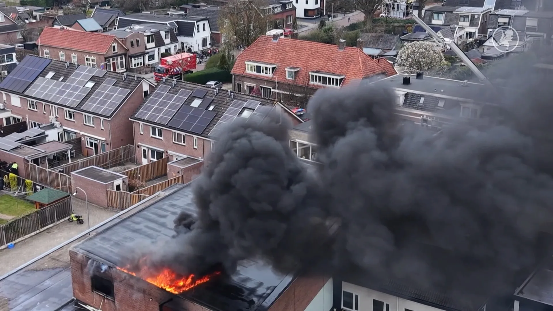 Brandweer bestrijdt grote brand in schuur aan Kerkstraat