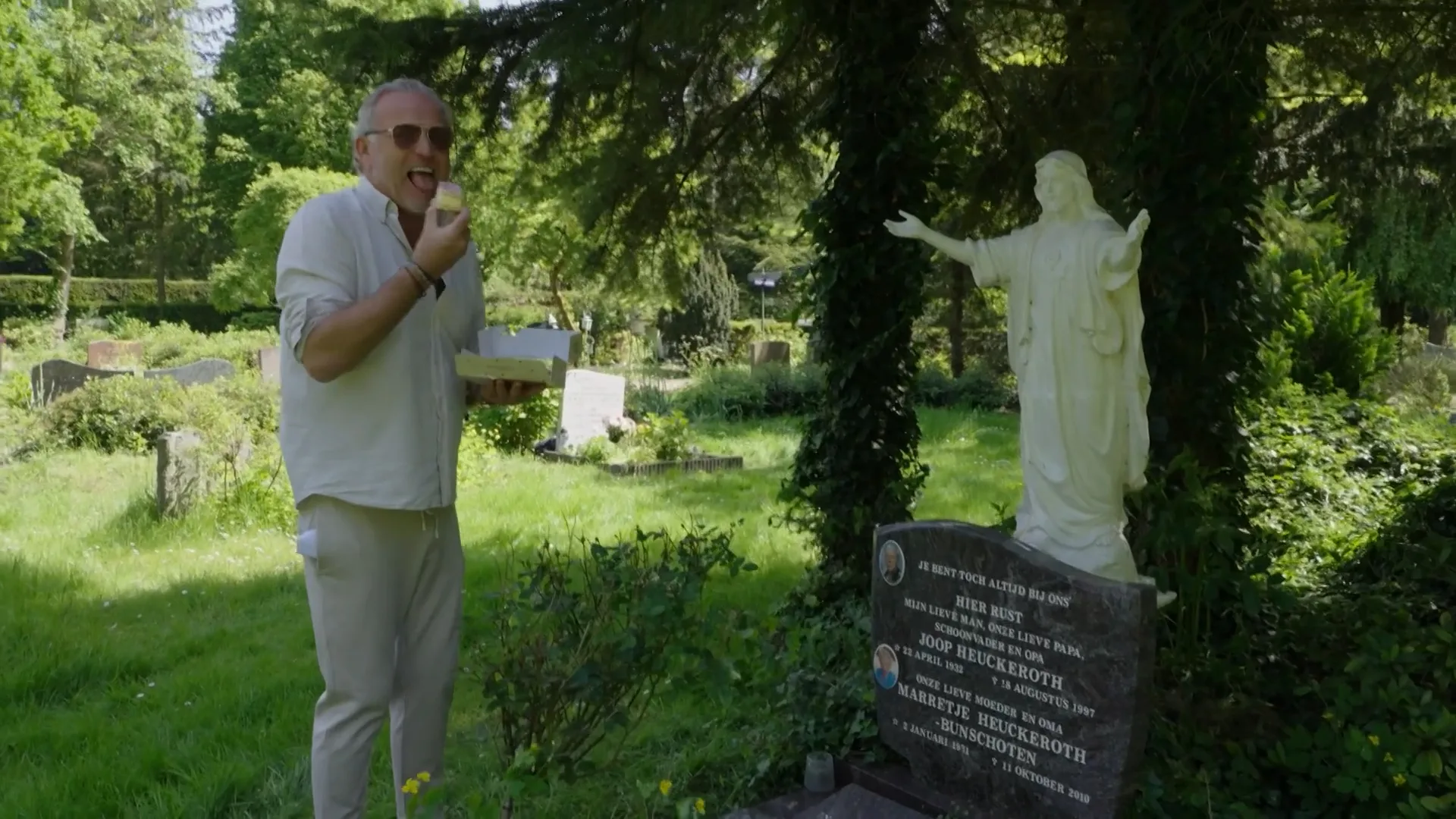 Gordon staat stil bij zijn overleden moeder en bezoekt graf