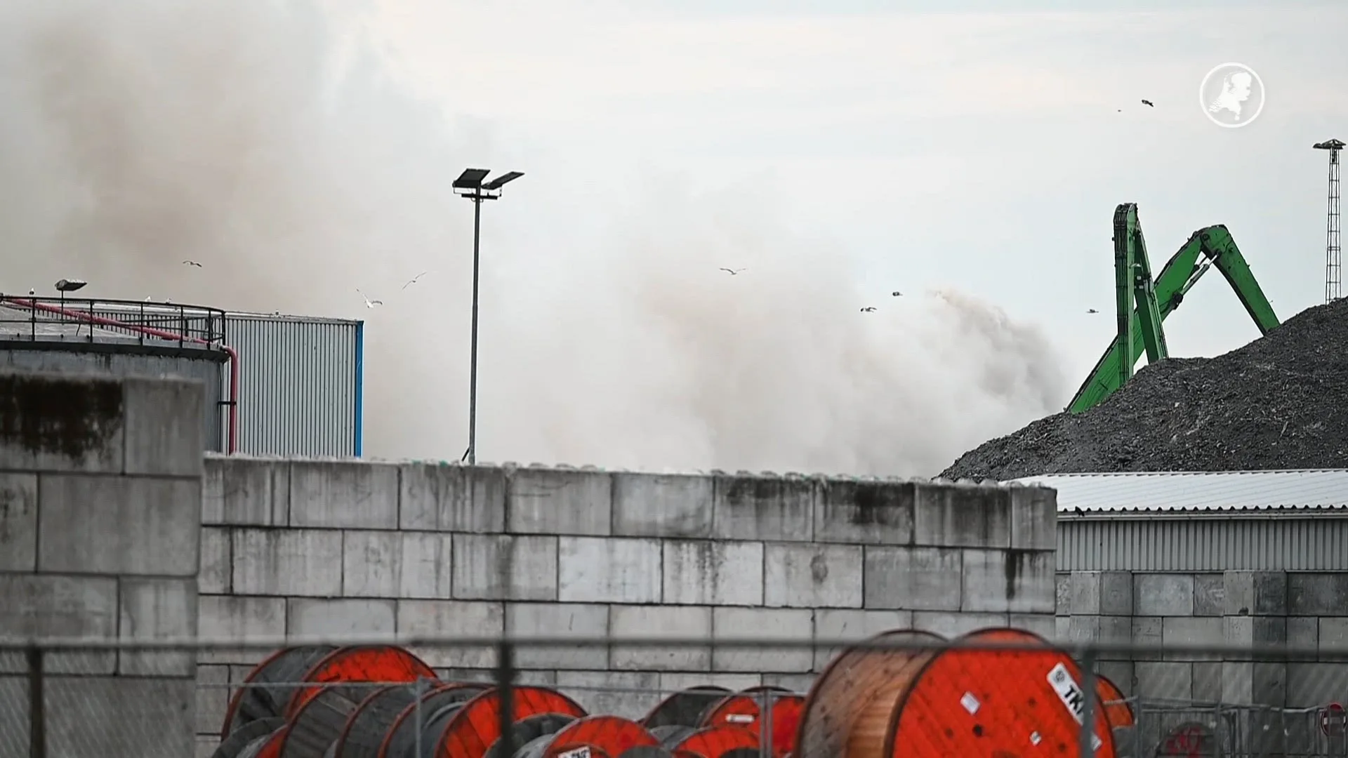 Grote brand in schroothoop Botlek zorgt voor flinke rookoverlast