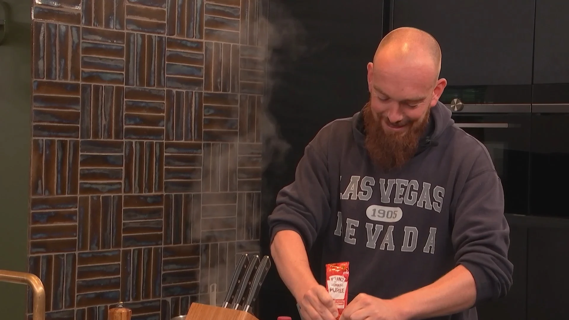 Sander is onhandig bezig