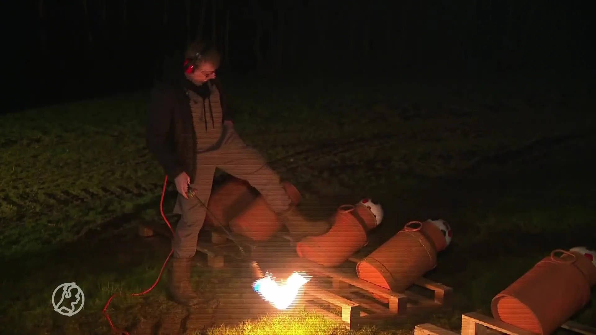 Friese vrienden wekken buurt in de vroege morgen met carbidkanon