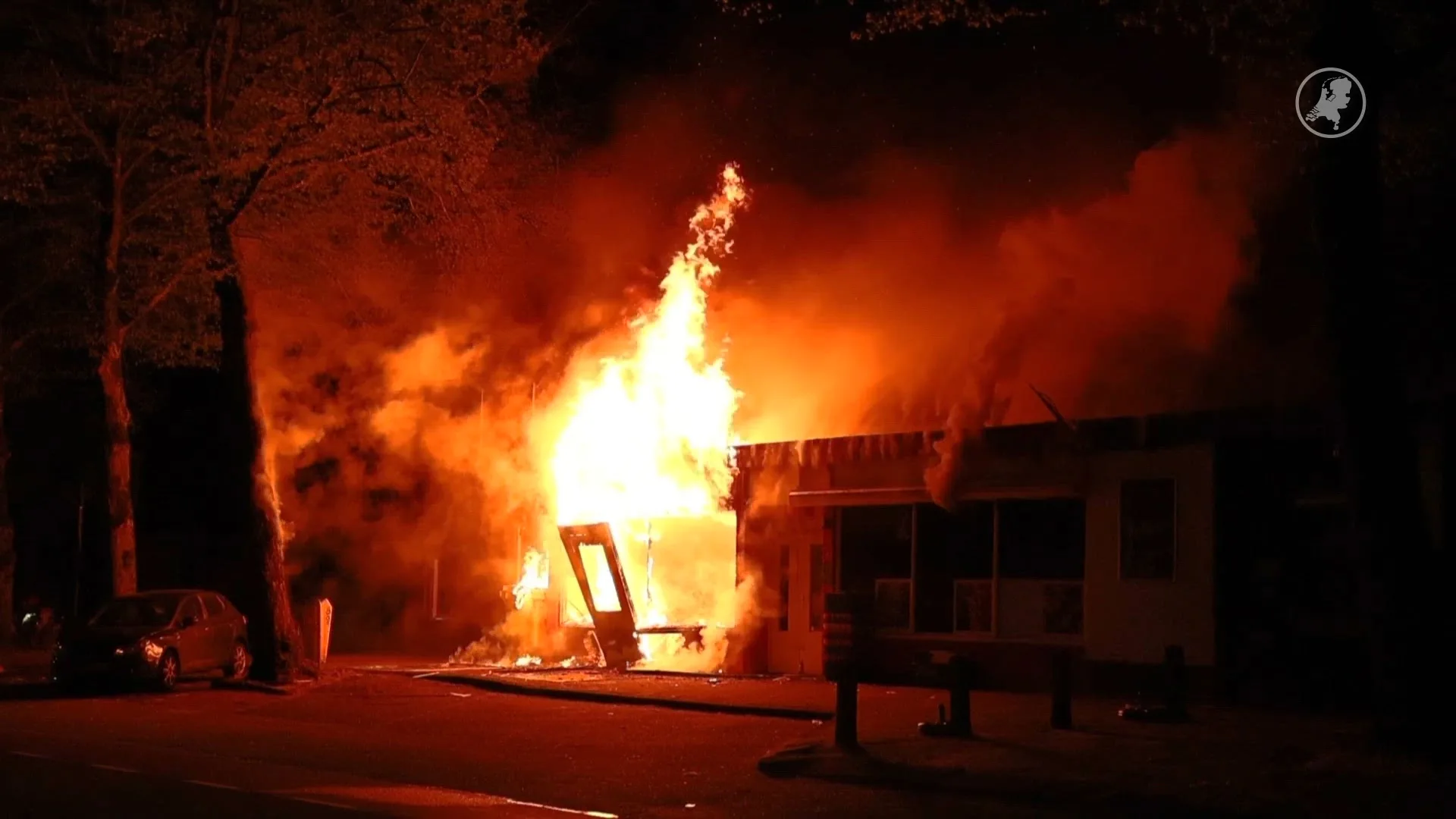 Vlammen slaan uit dak bedrijfspand Emmeloord