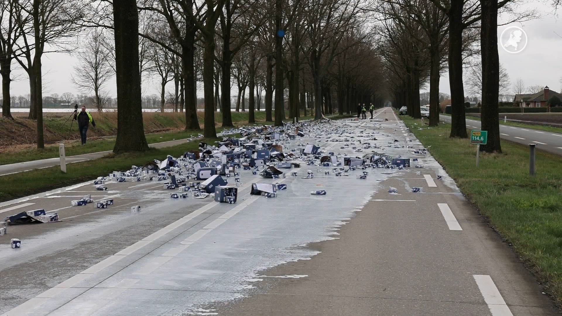Weg in Odiliapeel bezaait met melk nadat vrachtwagen in berm belandt