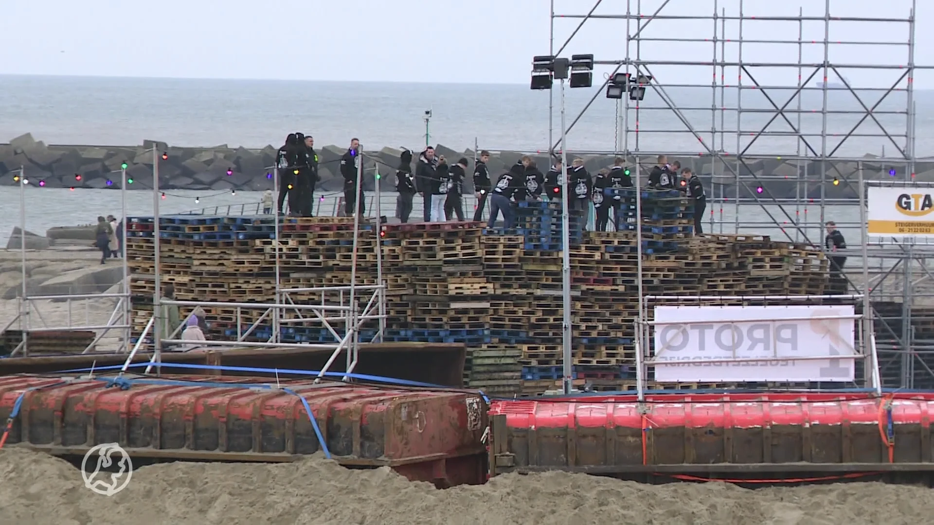 Stapelen maar! Opbouw vreugdevuren Scheveningen en Duindorp begonnen