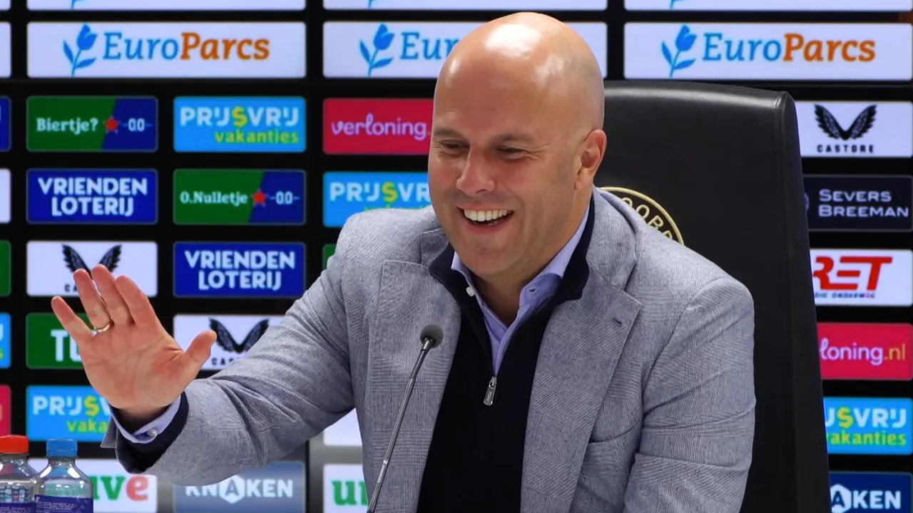 Arne Slot grapt op persconferentie: ‘Als ik met mijn vrouw voetbal kijk, zegt ze hetzelfde’