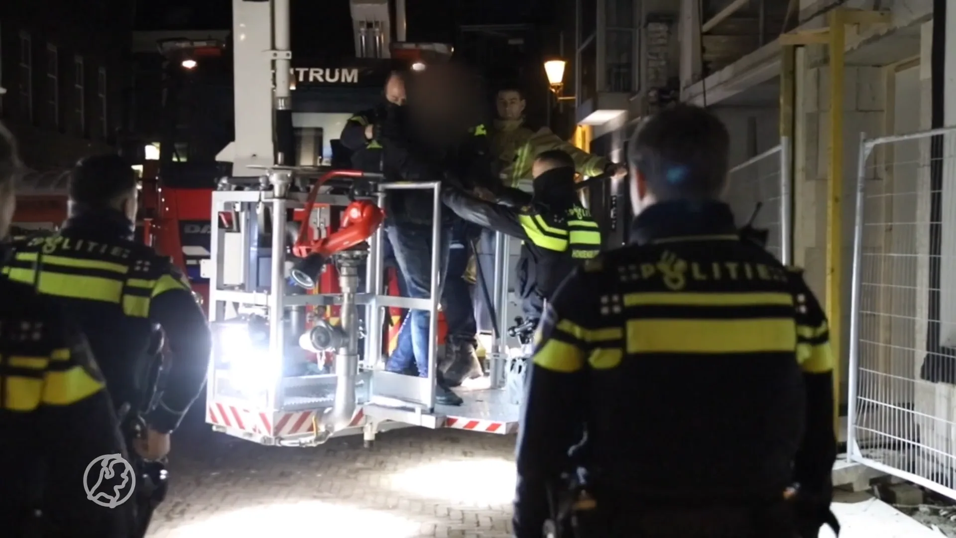 Brandweer redt agenten en inbreker uit pand in aanbouw