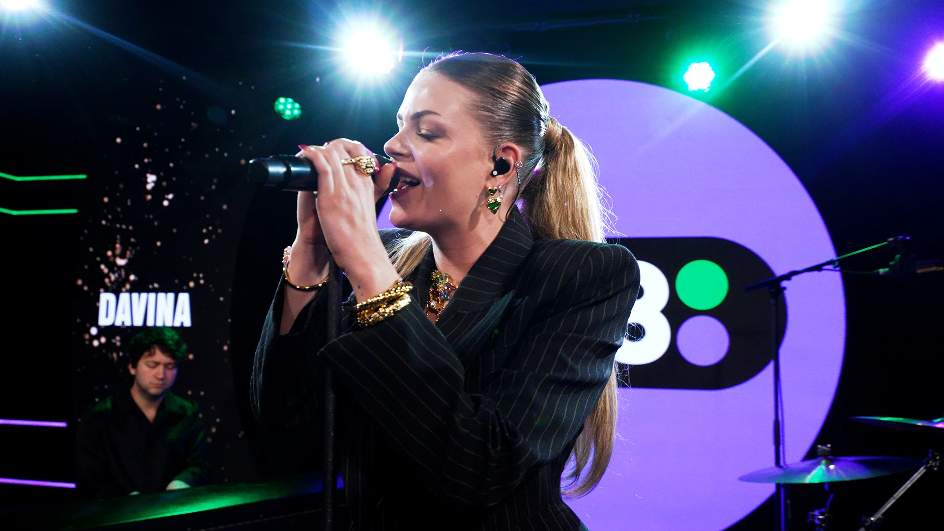 Davina Michelle zingt Still Champagne voor het eerst live